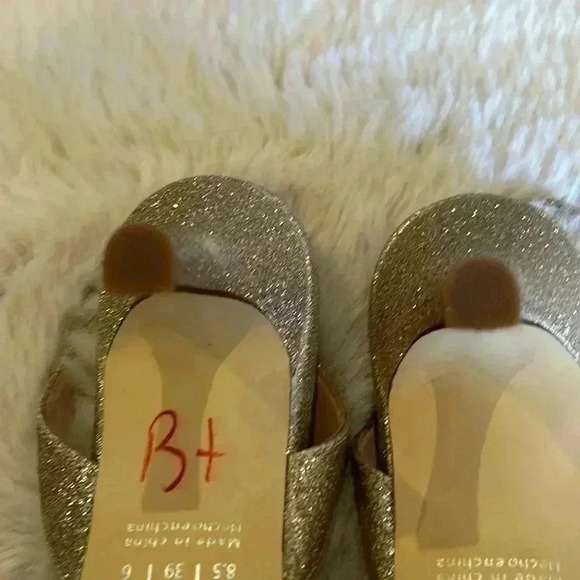 🏷️ SALE Like  New Aldo Gold Sling back sandals. - Picture 6 of 8